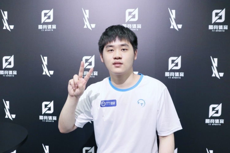 层都对他寄 层都对他寄